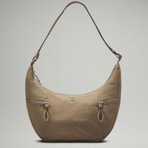 Lululemon Slouchy Sling Bag 6l in Fawn